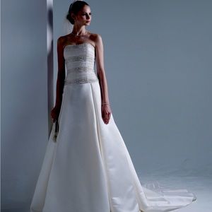 Oleg Cassini designed wedding gown, size 8, Ivory in color